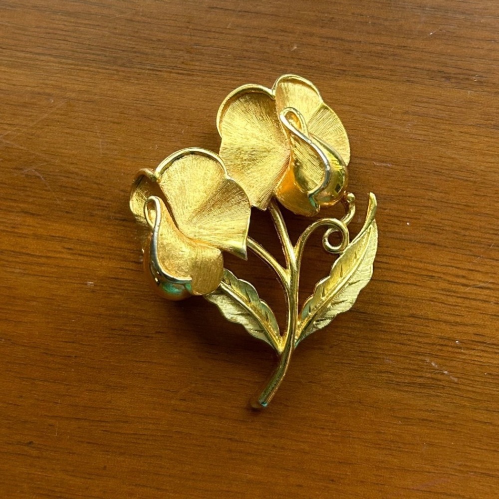 Vintage Crown Trifari Pansy Floral Flower Pin Brooch Gold Tone Textured 2 Inch